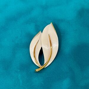 Vintage Sarah Coventry Midcentury Gold & White Leaf Brooch 🌿✨